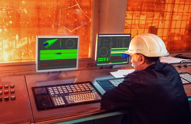 Mann überwacht LAP Smart Core Pro Software auf der Tube 2020.