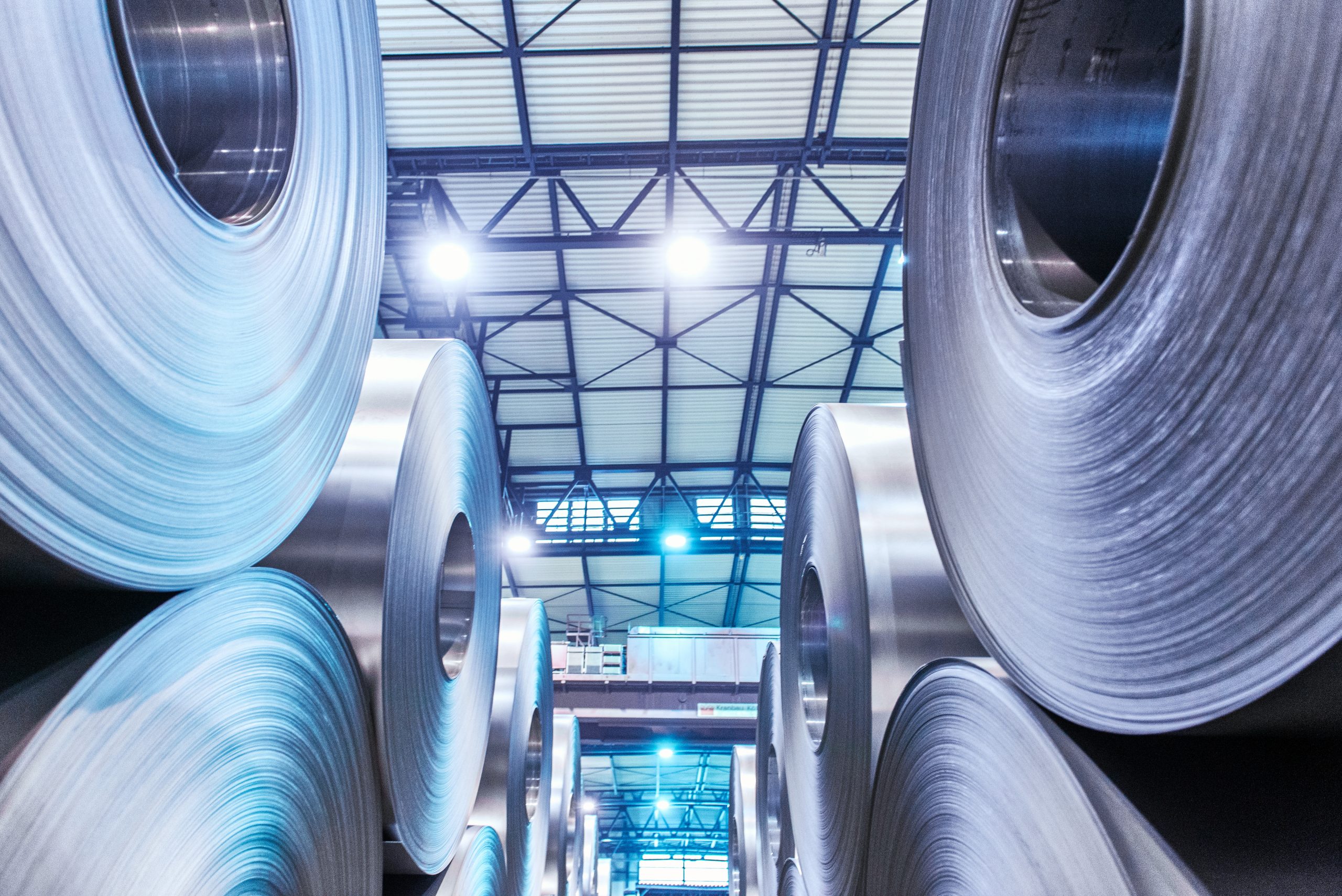 Stahlcoils im Lager bei thyssenkrupp