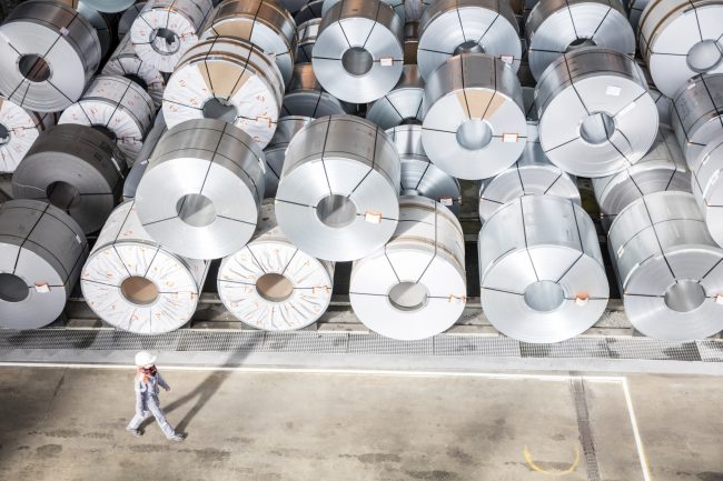Eine Mitarbeiterin der Salzgitter AG vor dem Coillager.