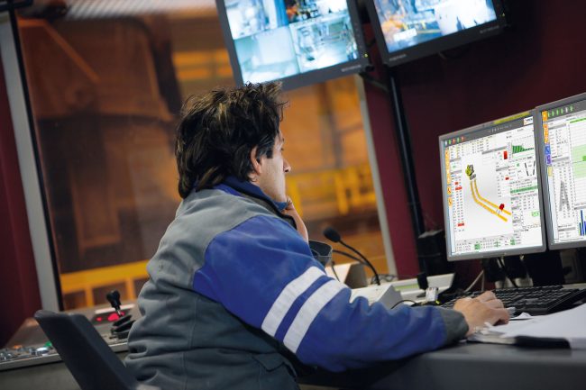 Mitarbeiter bedient Software zur Prozessoptimierung für Stranggießanlagen