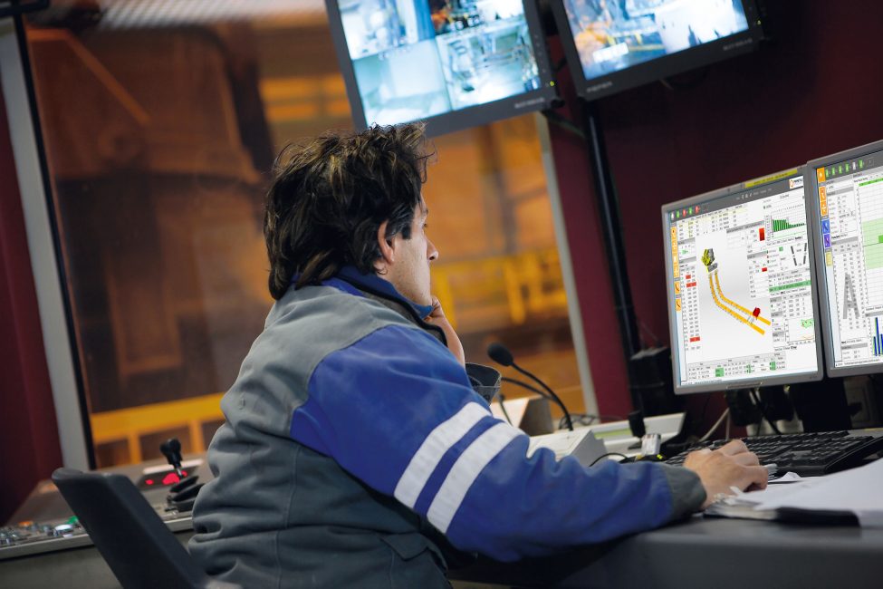 Mitarbeiter bedient Software zur Prozessoptimierung für Stranggießanlagen