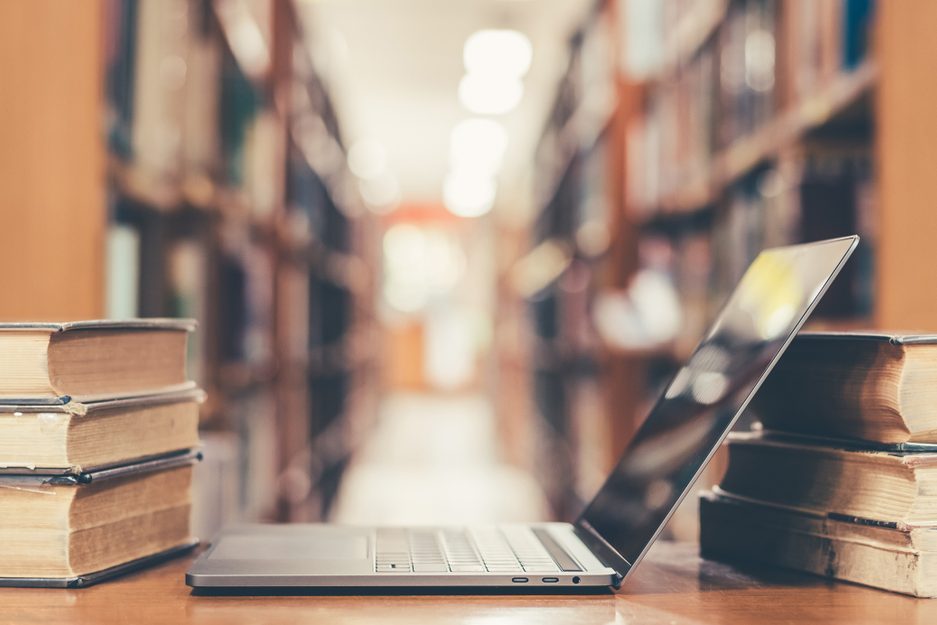 Open-Access-Lehre neben klassichen Handbüchern