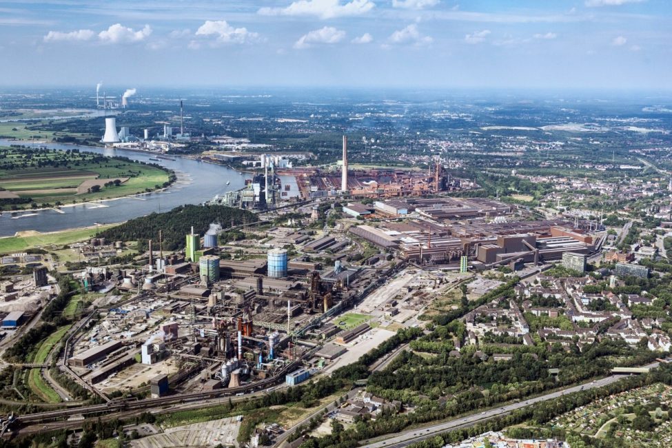 Thyssenkrupp Stahlwerk Duisburg mit RWE-Wasserstoffanlage am Fluss.