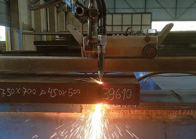 Erste Brennschneideversuche mit Wasserstoff-Sauerstoff-Gasgeneratorprototyp des Start-ups PMR Tech