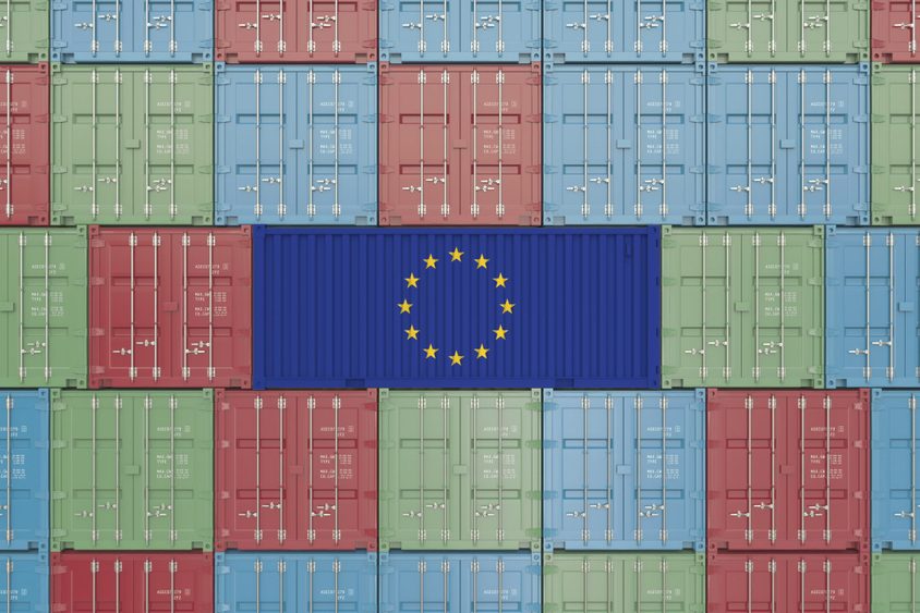 Frachtcontainer mit EU-Flagge, Symbol für EU-Safeguards-Debatte der WV Stahl (Symbolbild)