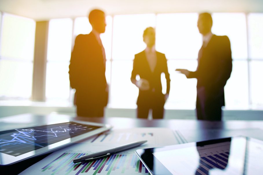 Personen bei einem Geschäftstreffen in der Stahlindustrie (Symbolbild)