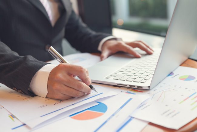 Manager berechnet Bilanz