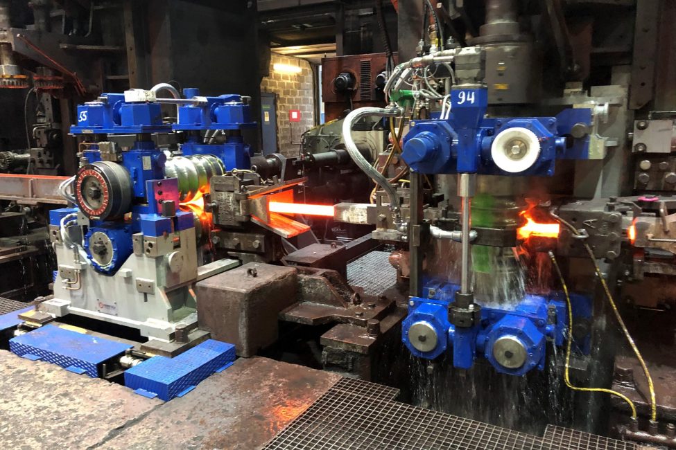 Neue Gerüste der Baureihe Red Ring 5 von Primetals Technologies in der Zwischenwalzstraße des Walzwerks für Langprodukte von stahlwerk-szene-transformationsgipfel-aufruf Annahütte Max Aicher