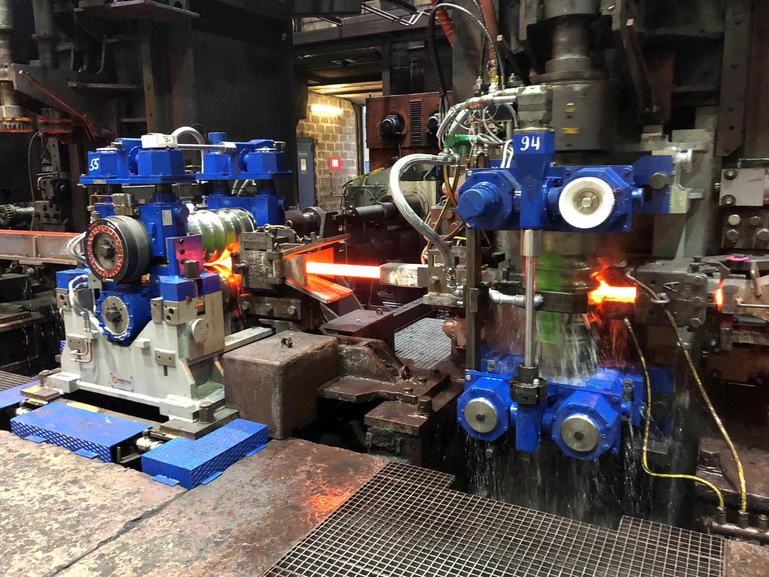 Neue Gerüste der Baureihe Red Ring 5 von Primetals Technologies in der Zwischenwalzstraße des Walzwerks für Langprodukte von stahlwerk-szene-transformationsgipfel-aufruf Annahütte Max Aicher