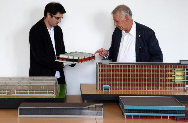 Zwei Forscher bei der Begutachtung des MLK-Modellbestands der TU Bergakademie Freiberg