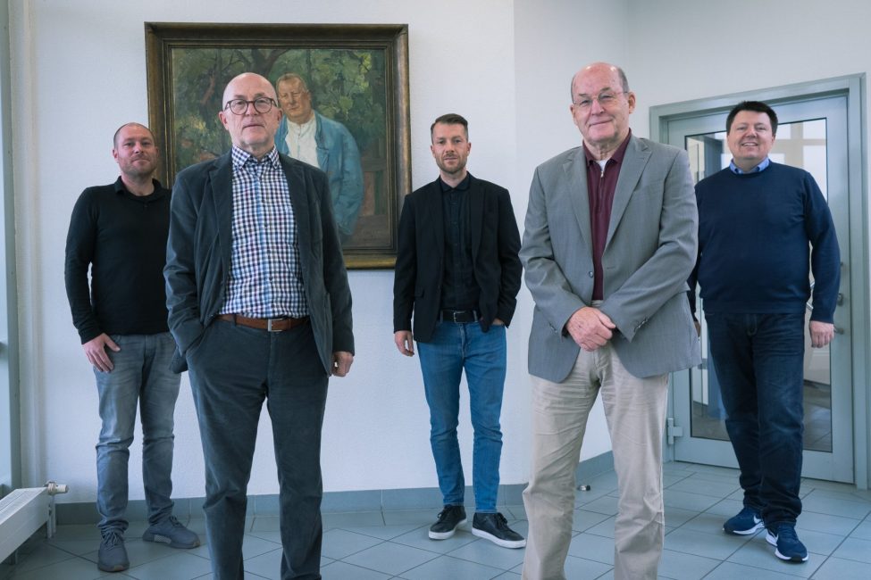 Uhl wird 150 Jahre alt, 3 Generationen der UHL-Geschäftsleitung; v.l.n.r.: Frank Schneider, Johannes Schneider, Josef Schneider (als Porträt an der Wand), Thomas Schneider, Heribert Schneider und Marko Graf; Foto: UHL GmbH & Co. Stahl- und Metallbau KG