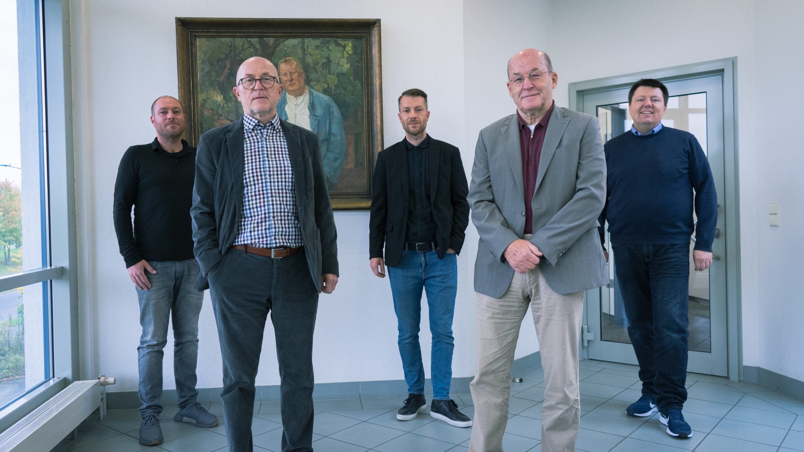 Uhl wird 150 Jahre alt, 3 Generationen der UHL-Geschäftsleitung; v.l.n.r.: Frank Schneider, Johannes Schneider, Josef Schneider (als Porträt an der Wand), Thomas Schneider, Heribert Schneider und Marko Graf; Foto: UHL GmbH & Co. Stahl- und Metallbau KG