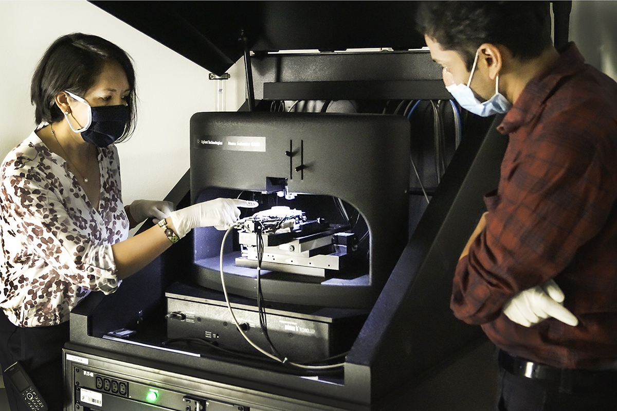 DSC01351_MPIE_small Wissenschaftler im kuenstlerische-darstellung-wasserstoffmolekuele-get-h2-initiBS-Projektlabor mit Hightech-Gerät