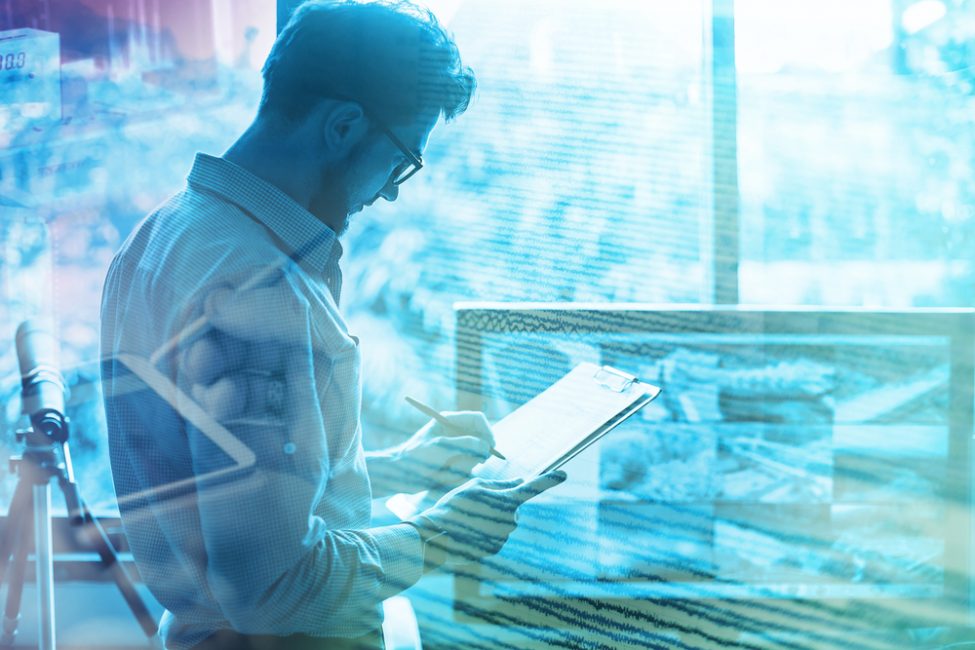 Wissenschaftler macht sich Notizen