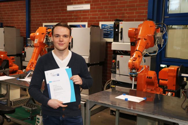 Florian Just, Benteler-Azubi, erhält Auszeichnung in Verfahrensmechanik.