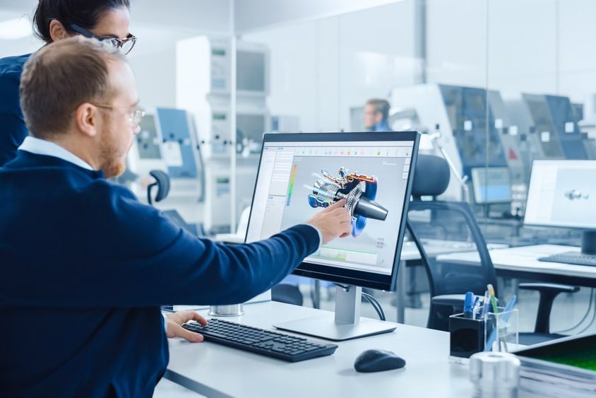 Zwei Personen arbeiten an 3D-Modell, Lantek-Lamitec Partnerschaft (Symbolbild)