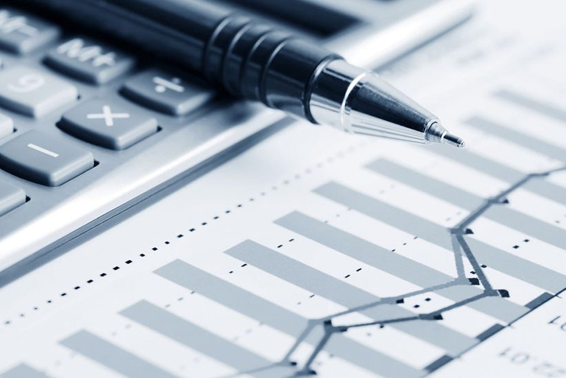 Das Bild zeigt ein Stillleben aus einem taschenrechner, einem Stift und einem Kurvenverlauf. Es steht symbolisch für eine Finanzmeldung der Swiss Steel Group.