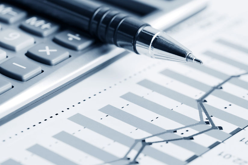 Das Bild zeigt ein Stillleben aus einem taschenrechner, einem Stift und einem Kurvenverlauf. Es steht symbolisch für eine Finanzmeldung der Swiss Steel Group.