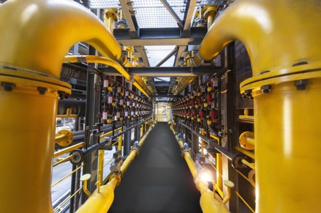 Industrielle Anlage der Dillinger Gruppe mit gelben Rohren