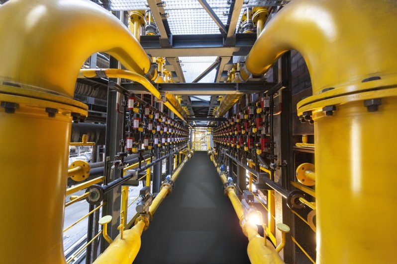 Industrielle Anlage der Dillinger Gruppe mit gelben Rohren