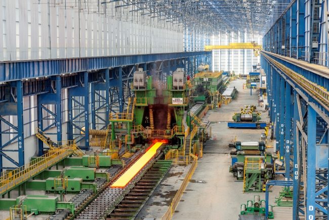 Im Rahmen des Ausbaus der Warmbandstraße bei Habaş wird ein weiteres Vorgerüst installiert.