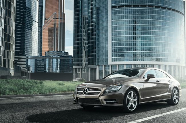 Fahrzeug von Mercedes-Benz in der Großstadt