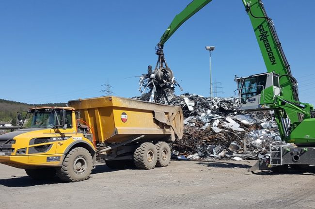 Beladung von Schrott in einer Produktionsstätte (Symbolbild). Über solche Stätten wird der Studie analysiert künftigen Stahlschrottbedarf der Stahlindustrie gedeckt.