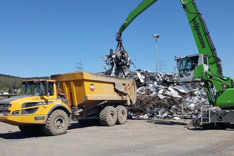 Beladung von Schrott in einer Produktionsstätte (Symbolbild). Über solche Stätten wird der Studie analysiert künftigen Stahlschrottbedarf der Stahlindustrie gedeckt.