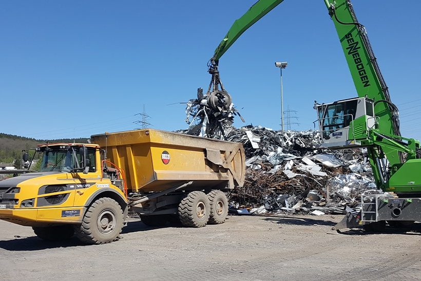 Beladung von Schrott in einer Produktionsstätte (Symbolbild). Über solche Stätten wird der Studie analysiert künftigen Stahlschrottbedarf der Stahlindustrie gedeckt.