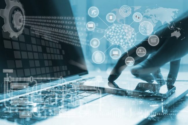 Hand tippt auf Tastatur, symbolisiert KI-Erweiterung (Symbolbild).