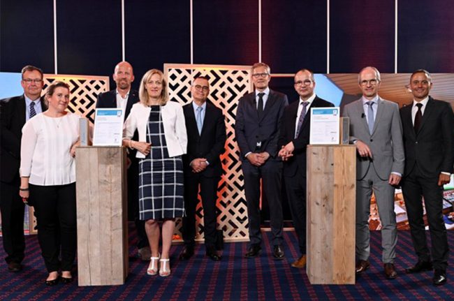 ArcelorMittal-Veranstaltung zur ResponsibleSteel-Zertifizierung, neun Personen mit Zertifikaten.