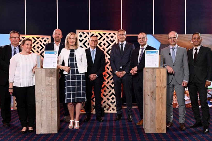 ArcelorMittal-Veranstaltung zur ResponsibleSteel-Zertifizierung, neun Personen mit Zertifikaten.