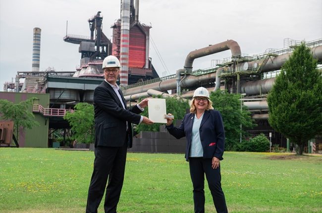 Svenja Schulze bei thyssenkrupp Steel in Duisburg, Dokumentenübergabe.