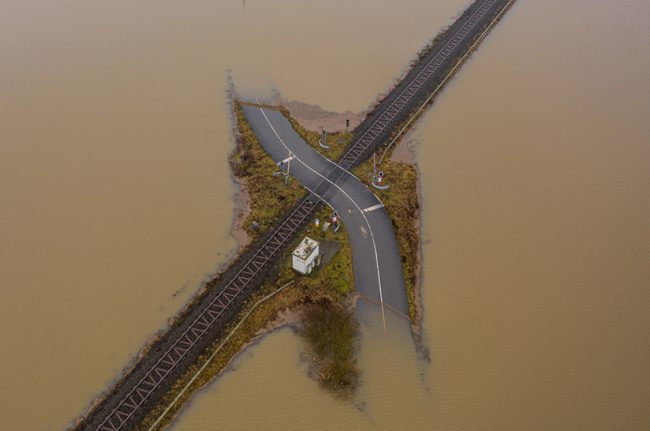 Überflutete Bahnstrecke in Deutschland nach Unwetter (Symbolbild)