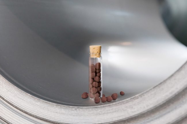 Eisenerz auf einem Stahlcoil der Salzgitter AG