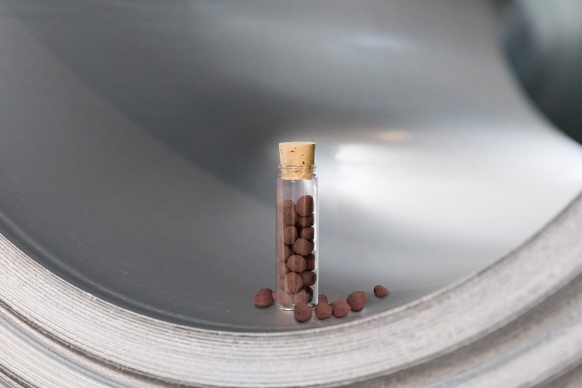 Eisenerz auf einem Stahlcoil der Salzgitter AG