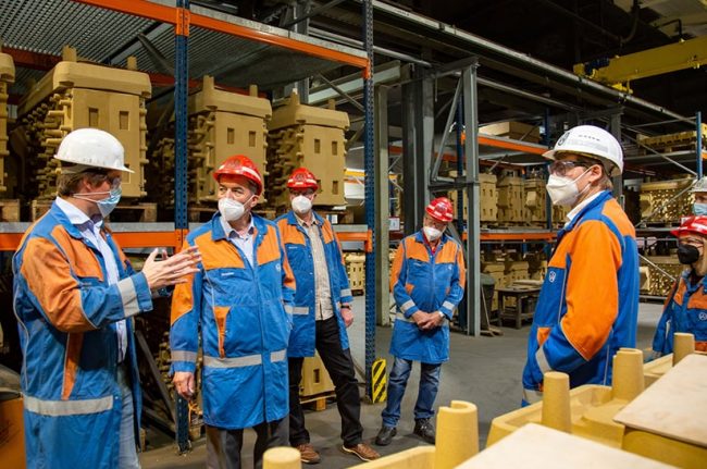 Christian Somogyi informiert sich über die ecoCasting-Technologie von Fritz Winter