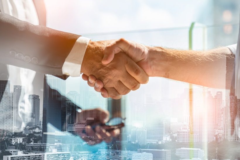 Dr. Karl-Ulrich Köhler von SHS beim Handschlag zur Übernahme von Liberty Ascoval und Hayange.