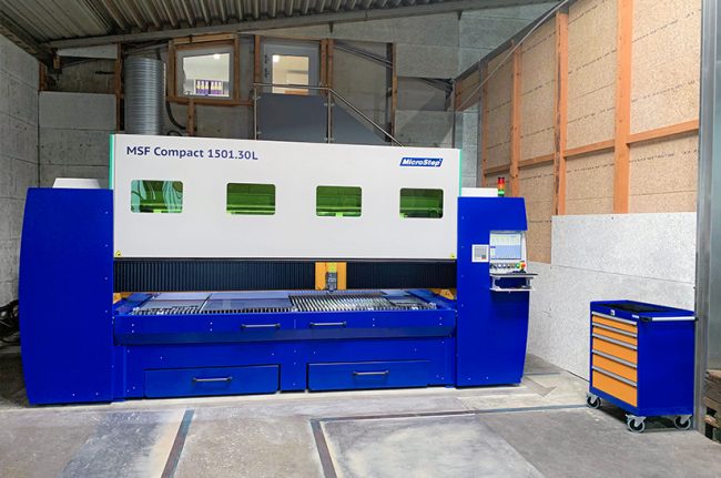 2-D-Faserlasersystem MSF Compact von MicroStep in Werkstattumgebung