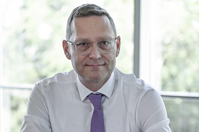 Claus Bauer, neuer CFO der Schaeffler AG, im Büro.