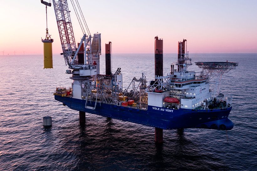 Offshore-Schiff mit Kran bei Ørsted-Windpark in der Nordsee