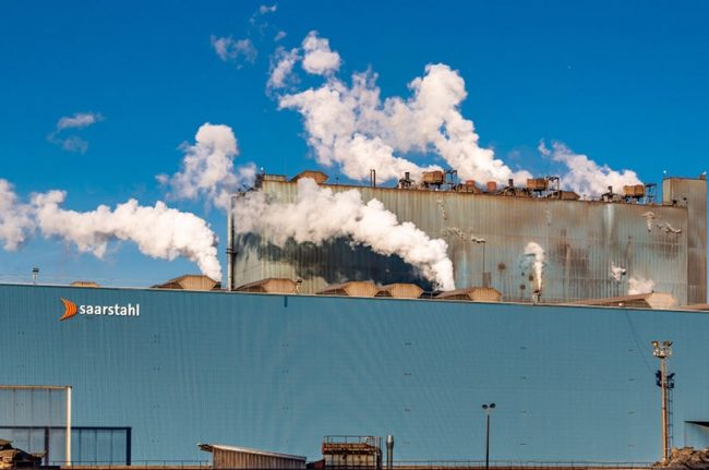 Rauchschwaden im Werk von saarstahl-werk-voelklingen-uebernahme-liberty-ascoval-hayang (SHS)