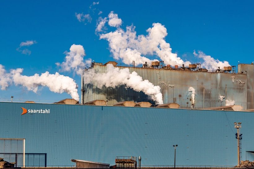 Rauchschwaden im Werk von saarstahl-werk-voelklingen-uebernahme-liberty-ascoval-hayang (SHS)