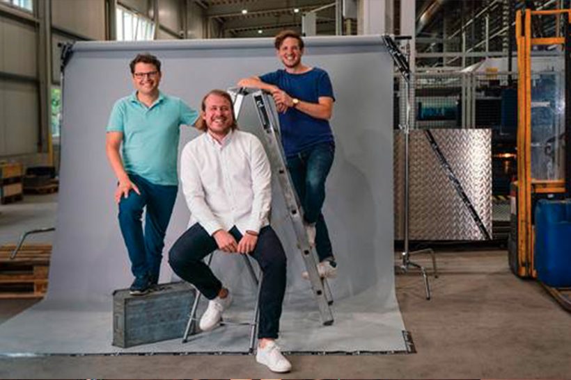 Drei Männer in industrieller Umgebung bei Laserhub GmbH.