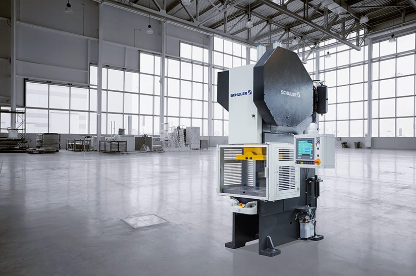 Schuler-Maschine auf der Blechexpo 2021 in Fabrikhalle