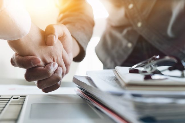 ArcelorMittal und Condesa Vertreter beim arcelormittal-condesa-handshake-uebernahme nach Übernahme