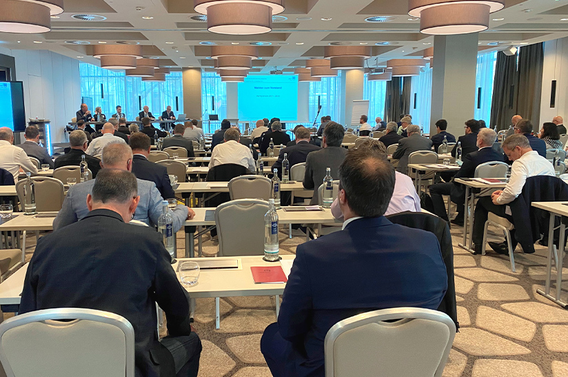 Hermann Rumpel spricht auf der Herbsttagung des Drehteile-Verbands in Köln.