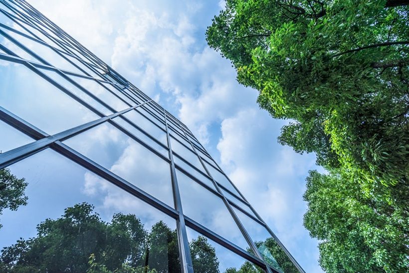 Thyssenkrupp-Logo vor Glasfassade, Klimaschutz-Auszeichnung durch CDP (Symbolbild)