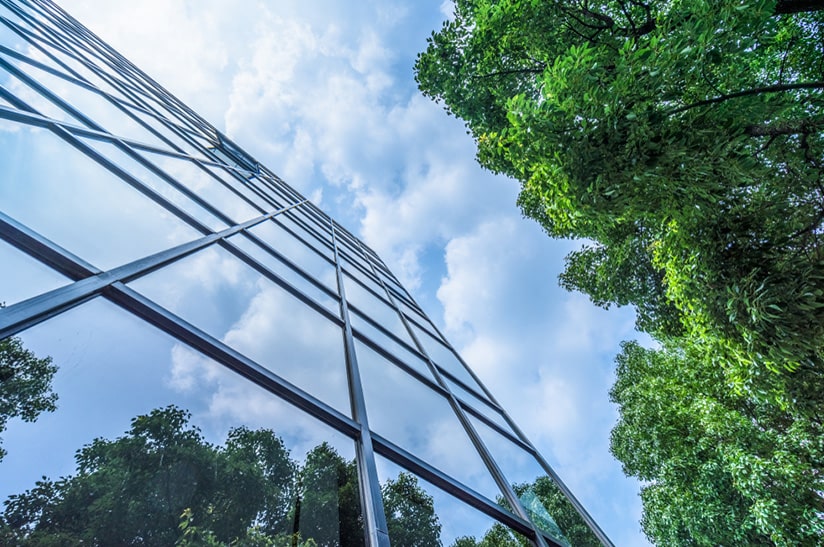 Thyssenkrupp-Logo vor Glasfassade, Klimaschutz-Auszeichnung durch CDP (Symbolbild)