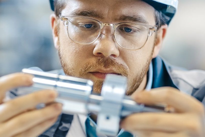 Nachwuchswissenschaftler des MPIE inspiziert metallisches Bauteil